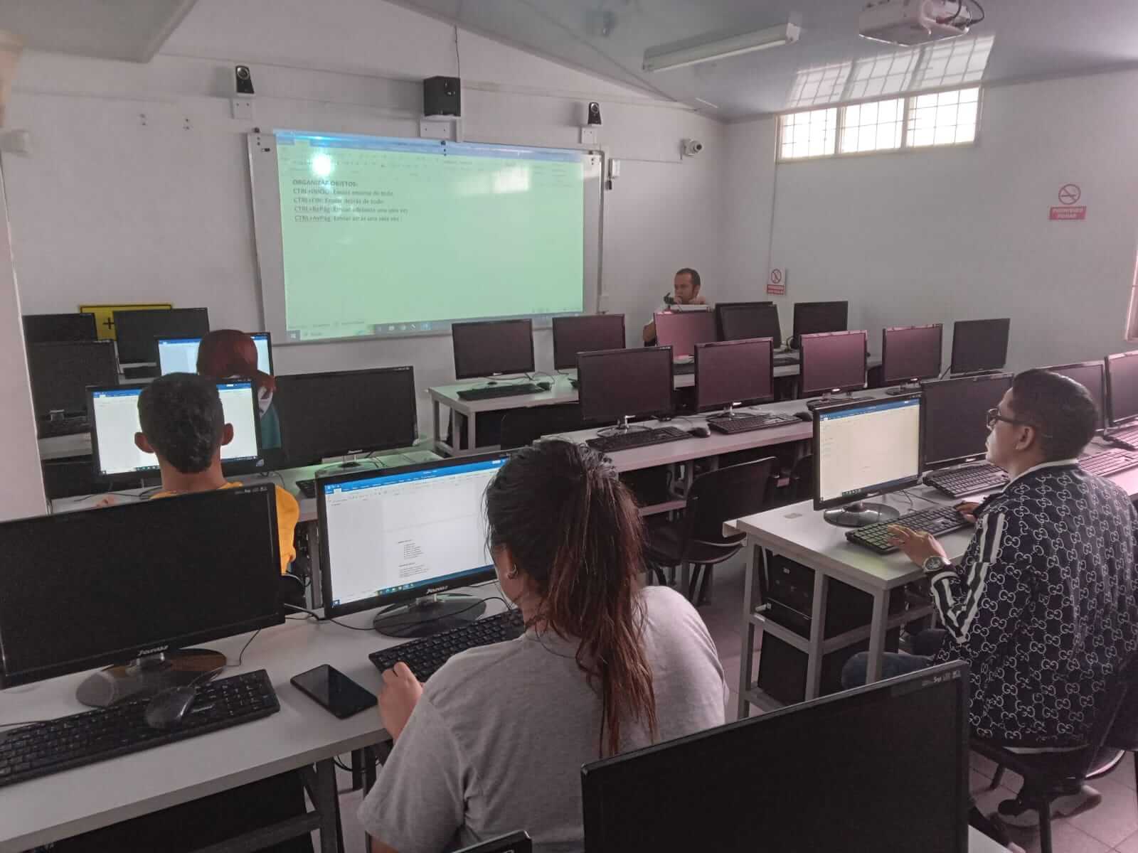 estudiantes diseno grafico multicomputo bucaramanga