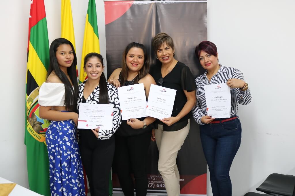 Estudiantes de Multicómputo recibiendo certificación como auxiliares laborales