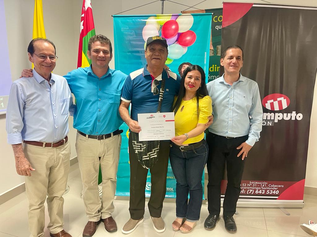 Adultos mayores recibiendo certificado del Seminario en las instalaciones de Multicómputo